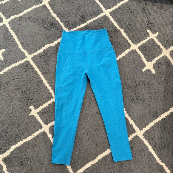Beyond Yoga Spacedye Out Of Pocket High Waisted Capri Legging in Light Blue - Picture 4 of 5